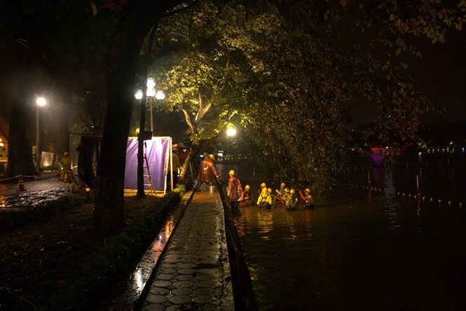 Công nhân dầm mưa lạnh suốt đêm nạo vét Hồ Gươm